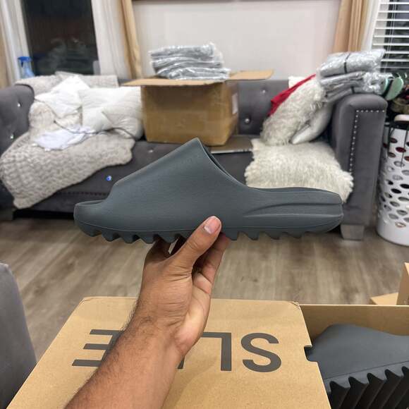 Size 10 Adidas Yeezy Slide Dark Oynx ID5103 - Picture 2 of 5